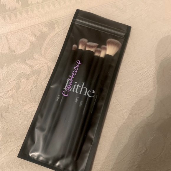 Lithe Beauty Everyday Essentials Brush Set BNIP - Picture 7 of 15